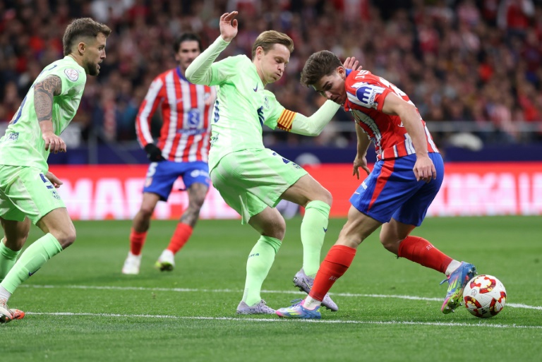 الأرجنتيني خوليان ألفاريس مهاجم أتلتيكو مدريد (إلى اليمين) في صراع على الكرة مع الهولندي فرنكي دي يونغ لاعب خط وسط برشلونة في إياب الدور نصف النهائي من مسابقة الكأس على ملعب ميتروبوليتانو في مدريد في 2 نيسان/أبريل 2025