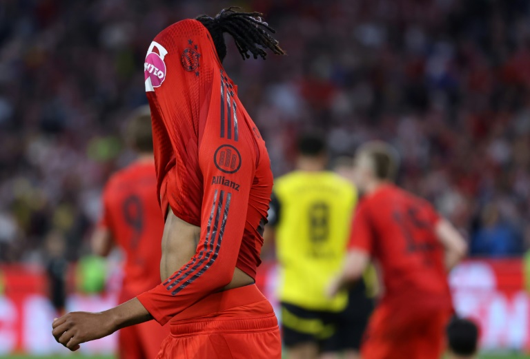 الفرنسي ميكايل أوليسيه لاعب خط وسط بايرن ميونيخ عقب نهاية مباراة فريقه أمام بوروسيا دورتموند في ميونيخ، جنوب ألمانيا، في 12 نيسان/أبريل 2025