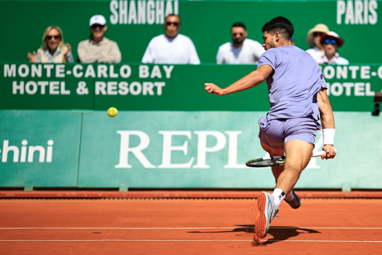 الاسباني كارلوس ألكاراس خلال مباراته مع الألماني دانيال ألتماير في دورة مونتي كارلو لكرة المضرب في 10 نيسان/أبريل 2025