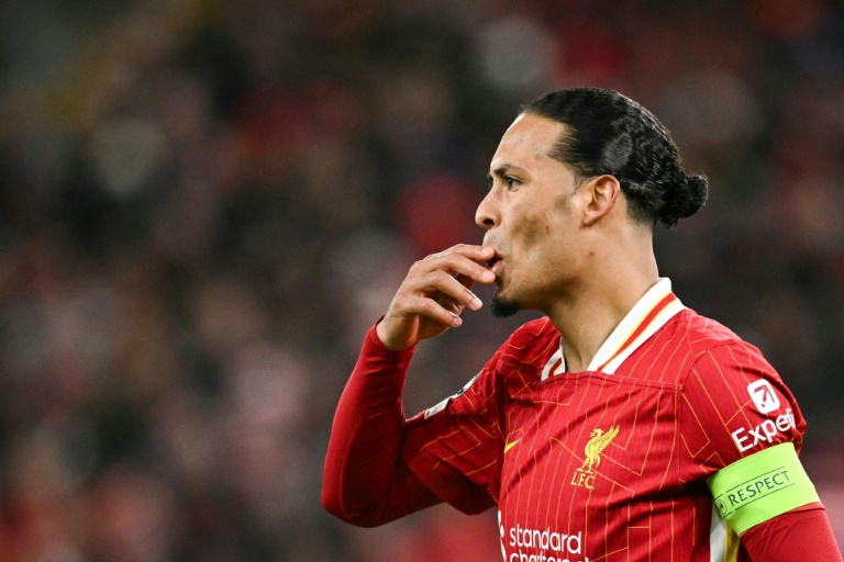 القائد الهولندي لليفربول فيرجيل فان دايك خلال مواجهة باريس سان جرمان الفرنسي في اياب ثمن نهائي مسابقة دوري أبطال أوروبا في أنفيلد بمدينة ليفربول، شمال غرب إنكلترا، في 11 آذار/مارس 2025