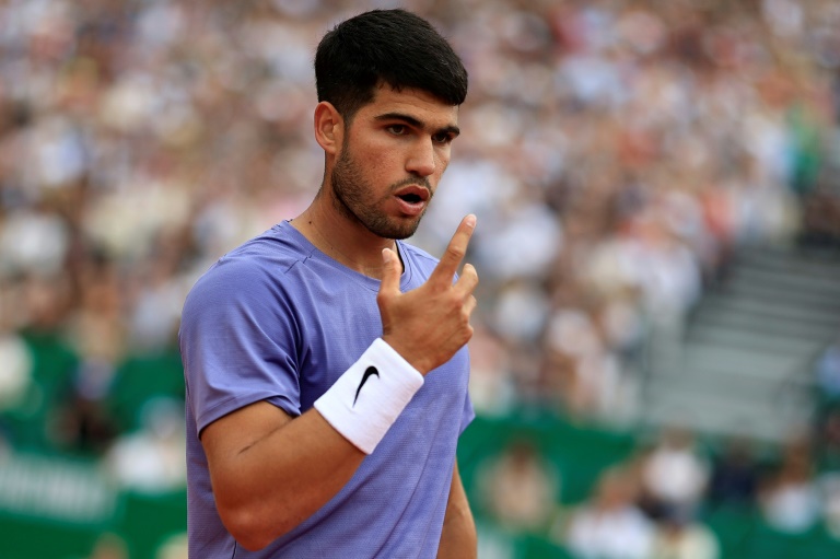 الاسباني كارلوس الكاراس خلال مباراته مع الفرنسي ارتور فيس في ربع نهائي دورة مونتي كارلو لكرة المضرب في 11 نيسان/أبريل 2025