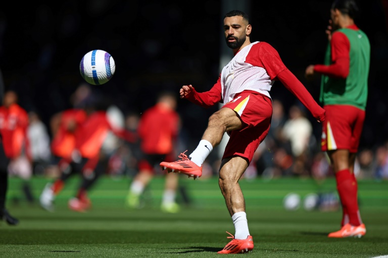 المهاجم الدولي المصري لنادي ليفربول محمد صلاح خلال فترة الاحماء قبل مواجهة فولهام في الدوري الانكليزي في لندن في السادس من نيسان/أبريل 2025