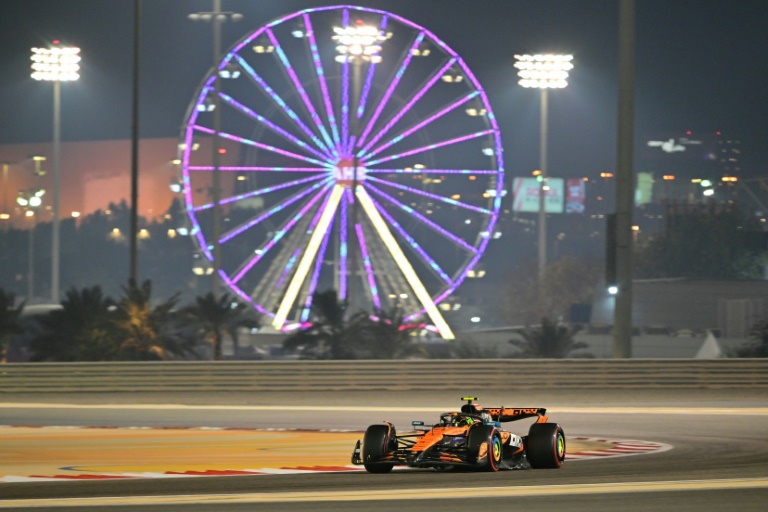 سائق ماكلارين البريطاني لاندو نوريس خلال مشاركته في التجارب الحرة لسباق جائزة البحرين الكبرى على حلبة الصخير في 11 نيسان/أبريل 2025
