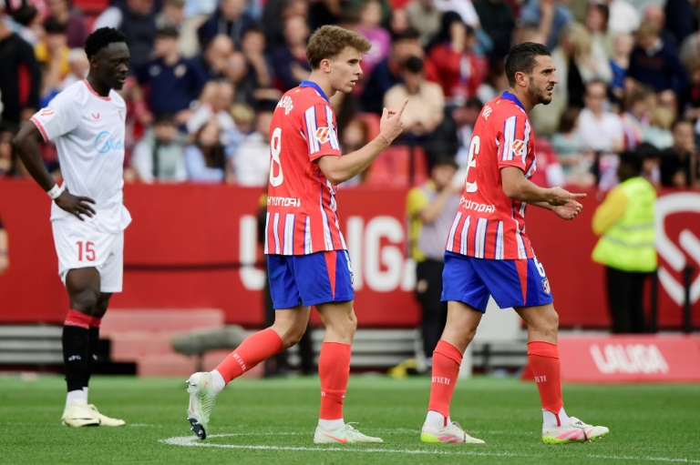 لاعب وسط اتلتيكو بابلو باريوش يحتفل مع زملائه بتسجيله هدف الفوز على اشبيلية الاحد في 6 نيسان/ابريل 2025