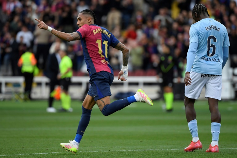 البرازيلي رافيينا فرحا بتسجيله هدف الفوز لفريقه برشلونة أمام سلتا فيغو على الملعب الأولمبي لويس كومبانيس في برشلونة في 19 نيسان/أبريل 2025