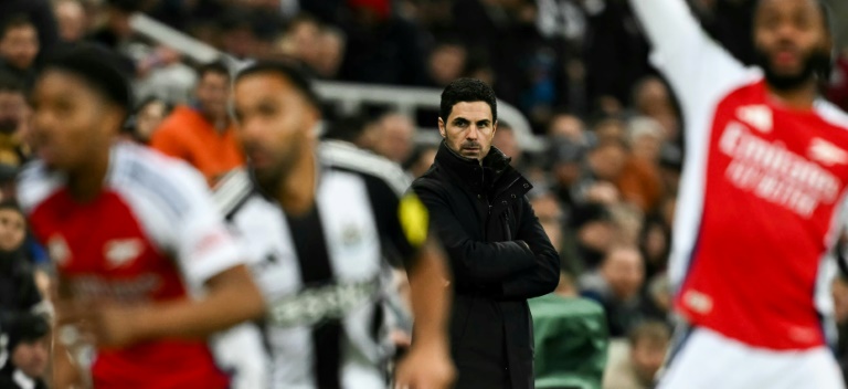 الإسباني ميكل أرتيتا مدرب أرسنال في مواجهة نيوكاسل ضمن نصف نهائي كأس إنكلترا لكرة القدم، في 5 شباط/فبراير 2025