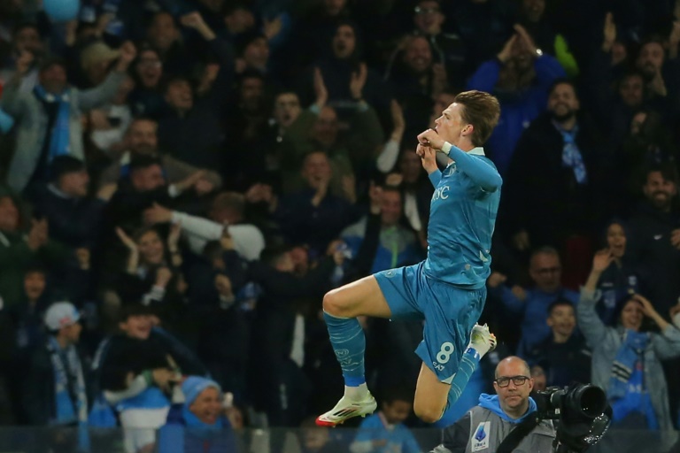 الاسكتلندي سكوت ماكتوميناي لاعب وسط نابولي يحتفل بهدفه الأول في مرمى إمبولي (3-0) في الدوري الإيطالي لكرة القدم. نابولي، في 14 نيسان/أبريل 2025
