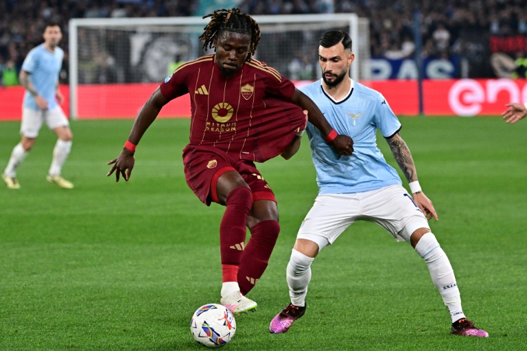 لاعب وسط الفرنسي لنادي روما مانو كونيه يحاول مراوغة المهاجم الارجنتيني للاتسيو تاتي كاستيانوس في دربي العاصمة (1-1) ضمن الدوري الايطالي في 13 نيسان/أبريل 2025