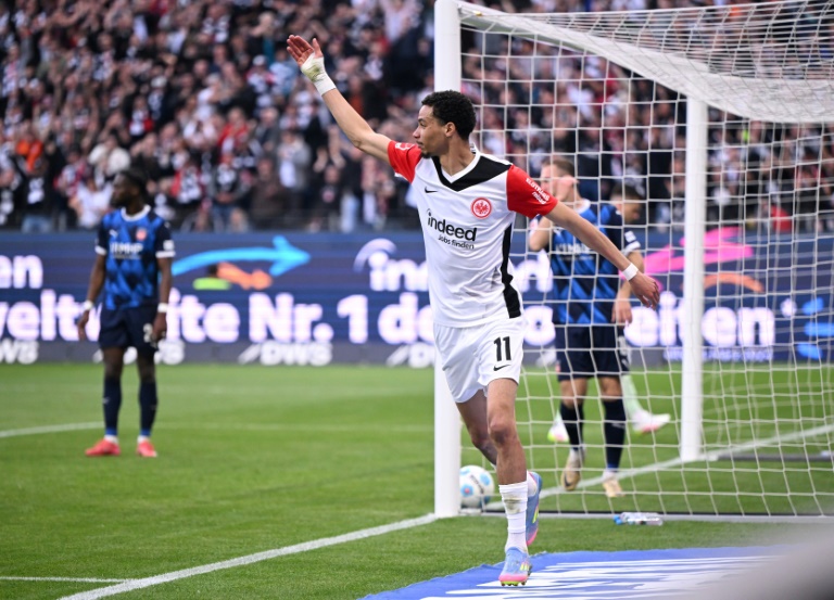 المهاجم الفرنسي لأنتراخت فرانكفورت أوغو إيكيتيكي يحتفل بهز شباك هايدنهايم (3-0) في الدوري الالماني في 13 نيسان/أبريل 2025