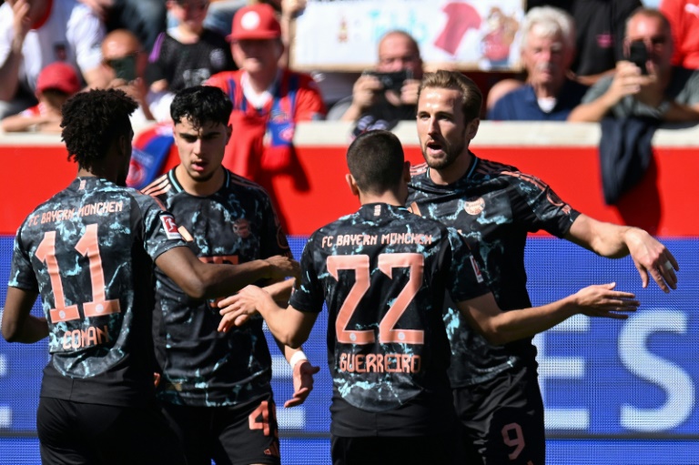 لاعبو بايرن ميونيخ يحتفلون بهدف الافتتاح في مرمى هايدنهايم (4-0) في الدوري الألماني لكرة القدم. هايدنهايم، في 19 نيسان/أبريل 2025