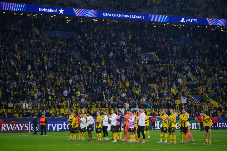 لاعبو بوروسيا دورتموند الالماني يحيون جماهيرهم عقب الفوز على برشلونة الاسباني (3-1) في اياب ربع نهائي مسابقة دوري ابطال اوروبا في دورتموند في 15 نيسان/أبريل 2025