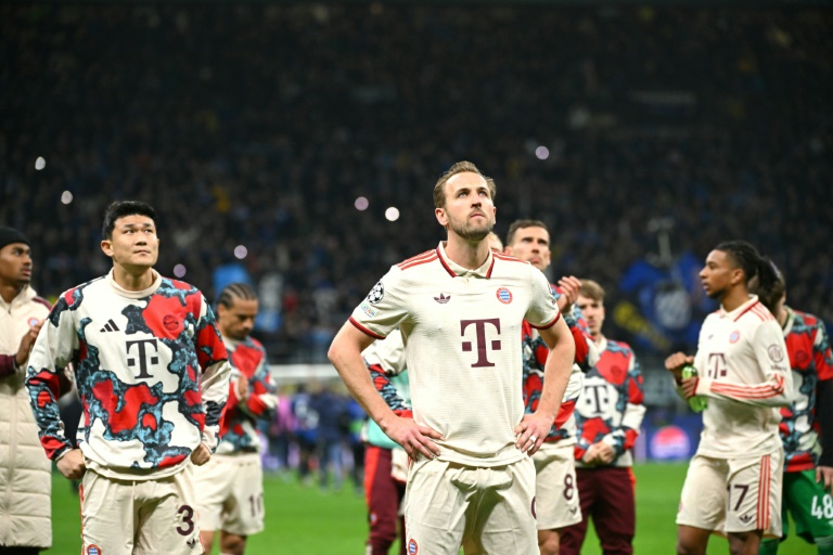لاعبو بايرن ميونيخ الالماني يحيون الجماهير عقب المباراة ضد انتر ميلان الايطالي (2-2) في اياب ربع نهائي مسابقة دوري ابطال اوروبا في ميلانو في 16 نيسان/أبريل 2025
