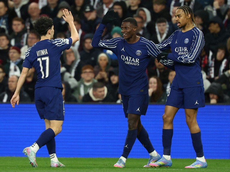 البرتغالي نونو منديش (وسط) يحتفل بتسجيل الهدف الثاني لباريس سان جرمان الفرنسي في مرمى مضيفه أستون فيلا الإنكليزي في إياب ربع نهائي دوري أبطال أوروبا لكرة القدم. برمنغهام، وسط إنكلترا، في 15 نيسان/أبريل 2025