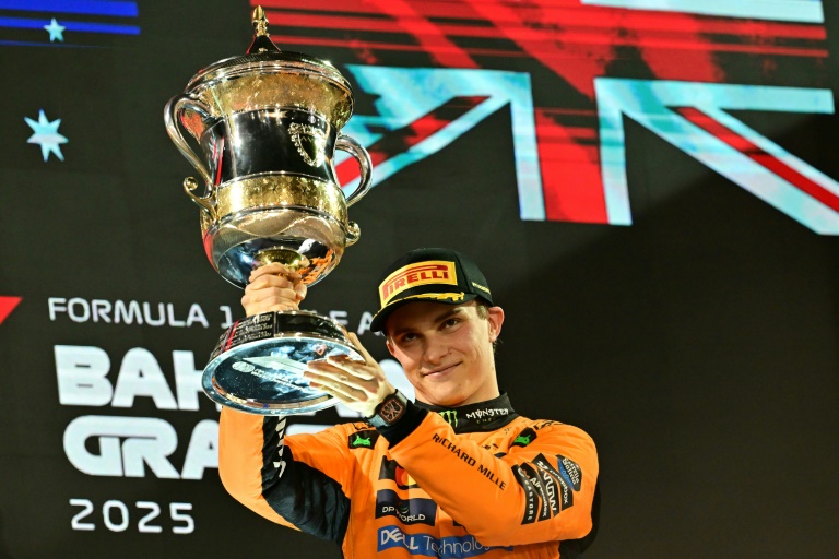 سائق ماكلارين الاسترالي اوسكار بياستري يحتفل بفوزه بسباق جائزة البحرين الكبرى في الفورمولا واحد على حلبة الصخير في 13 نيسان/أبريل 2025