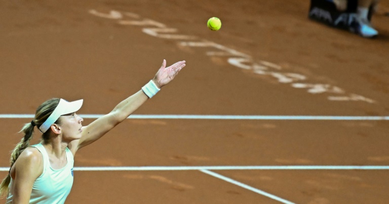 الروسية إيكاترينا ألكسندروفا ترسل خلال مباراتها أمام مواطنتها ميرا أندرييفا في الدور ثمن النهائي لدورة شتوتغارت لكرة المضرب في 17 نيسان/أبريل 2025