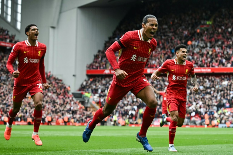 قائد ليفربول الهولندي فيرجيل فان دايك (وسط) محتفلا بهدف الفوز في مرمى وست هام في الدوري الانكليزي الممتاز لكر القدم. 13 نيسان/ابريل 2025