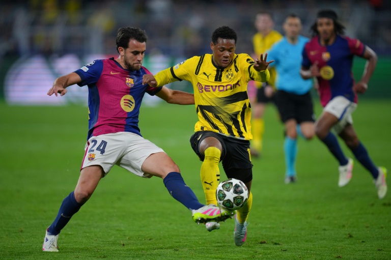 صراع على الكرة بين دورانفيل وغارسيا خلال لقاء دورتموند وبرشلونة ضمن اياب ربع نهائي دوري أبطال اوروبا لكرة القدم