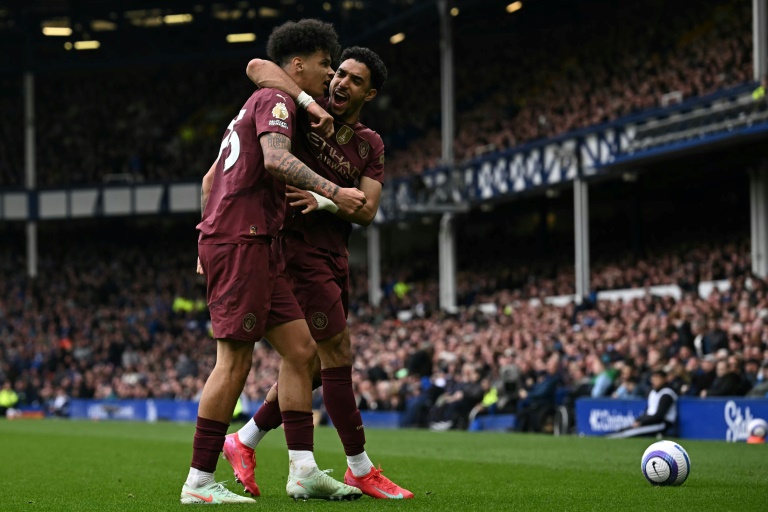 لاعب وسط سيتي الانكليزي نيكو أورايلي (إلى اليسار) يحتفل مع زميله المصري عمر مرموش بعد افتتاحه التسجيل في مرمى إيفرتون في ملعب غوديسون بارك في ليفربول في 19 نيسان/أبريل 2025