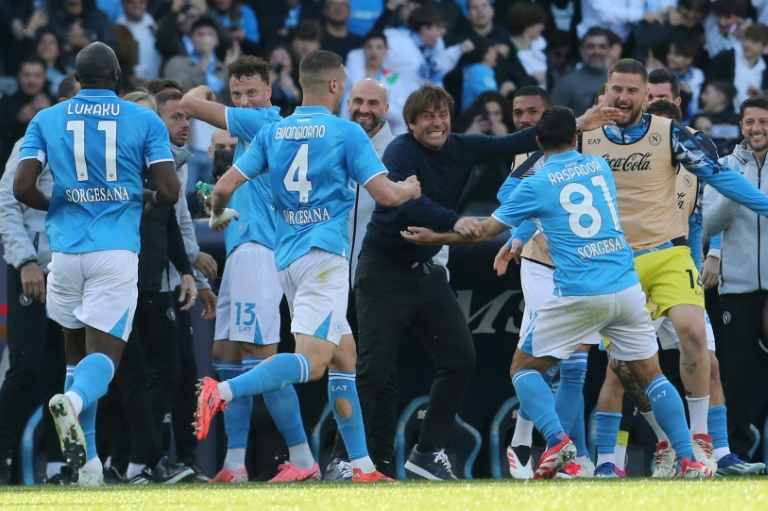 لاعبو نابولي يحتفلون بالفوز على فيورنتينا (2-1) في الدوري الايطالي في نابولي في التاسع من آذار/مارس 2025