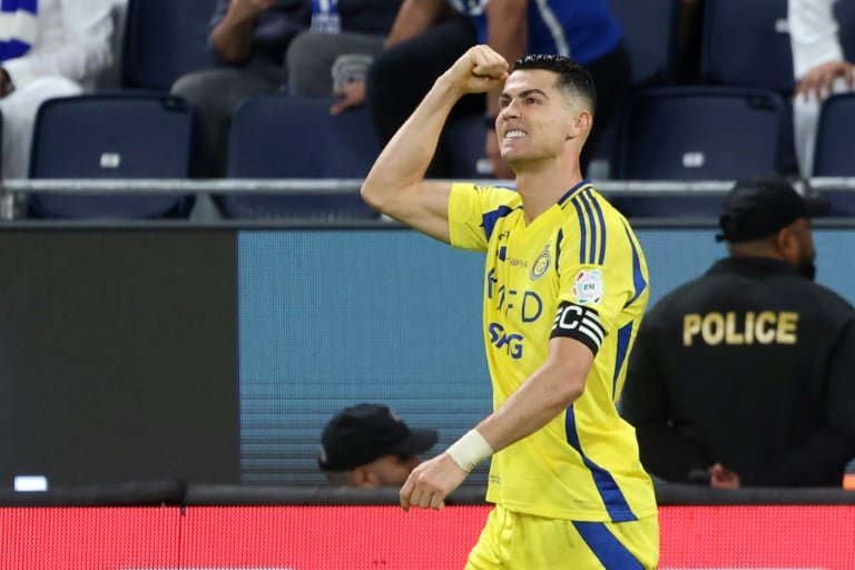 قائد ومهاجم النصر الدوري البرتغالي كريستيانو رونالدو يحتفل بتسجيله الهدف الثالث لفريقه خلال المباراة ضد الهلال (3-1) في الدوري السعودي على ملعب المملكة أرينا في الرياض في الرابع من نيسان/أبريل 2025