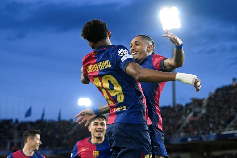 مهاجما برشلونة لامين جمال (يسار) والبرازيلي رافينيا (يمين) يحتفلان بهز شباك بنفيكا البرتغالي في إياب ثمن نهائي مسابقة دوري أبطال أوروبا في ملعب أولمبيك لويس كومبانيس في برشلونة في 11 آذار/مارس 2025
