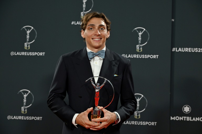 بطل القفز بالزانة السويدي أرماند دوبلانتيس خلال تتويجه بجائزة لوريوس للتفوق الرياضي في مدريد في 21 نيسان/أبريل 2025