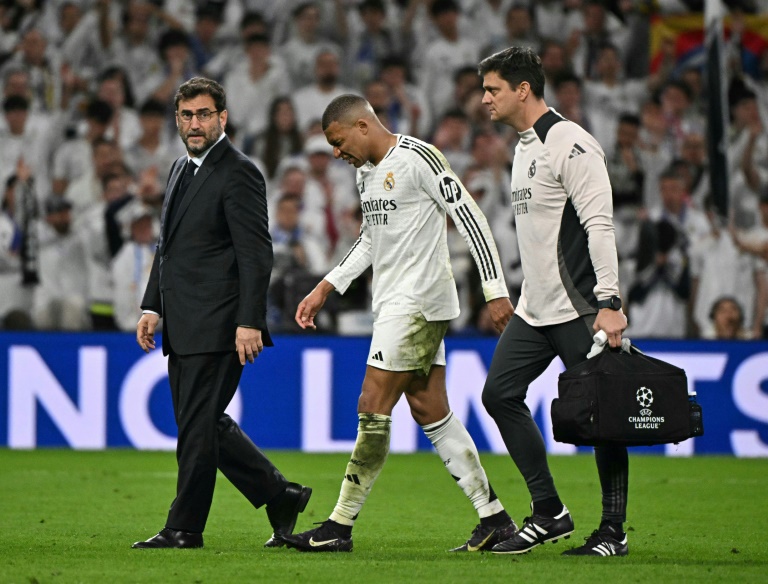 الفرنسي كيليان مبابي مهاجم ريال مدريد الإسباني يخرج مصابا أمام أرسنال الإنكليزي في دوري أبطال أوروبا لكرة القدم. ملعب سانتياغو برنابيو، مدريد، في 16 نيسان/أبريل 2025