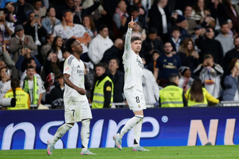 الاوروغوياني فيديريكو فالفيردي (يمين) يحتفل بالتسجيل لريال مدريد في مرمى ضيفه أتلتيك بلباو في الدوري الاسباني لكرة القدم. مدريد في 20 نيسان/أبريل 2025