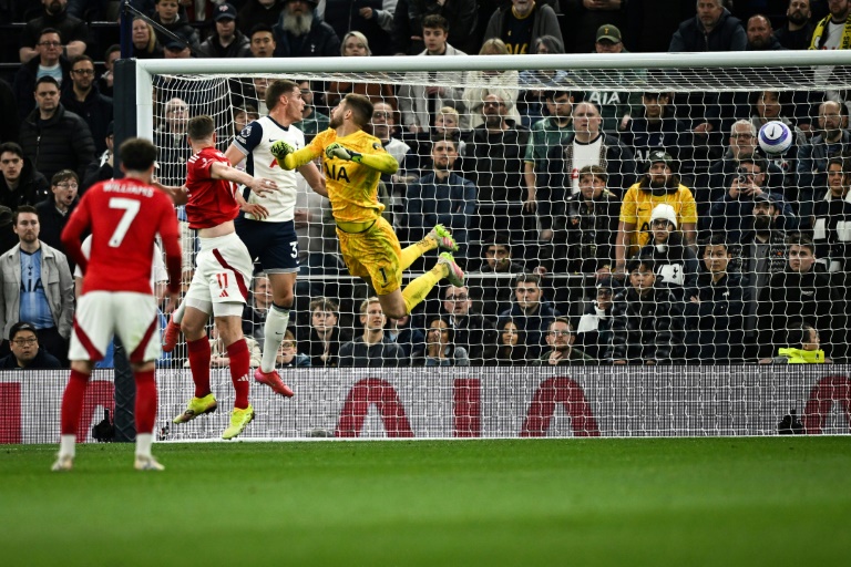 النيوزلندي كريس وود (#11) يسجل برأسه هدف نوتنغهام فوريست الثاني في مرمى توتنهام (2-0) في الدوري الإنكليزي لكرة القدم. لندن، في 21 نيسان/أبريل 2025
