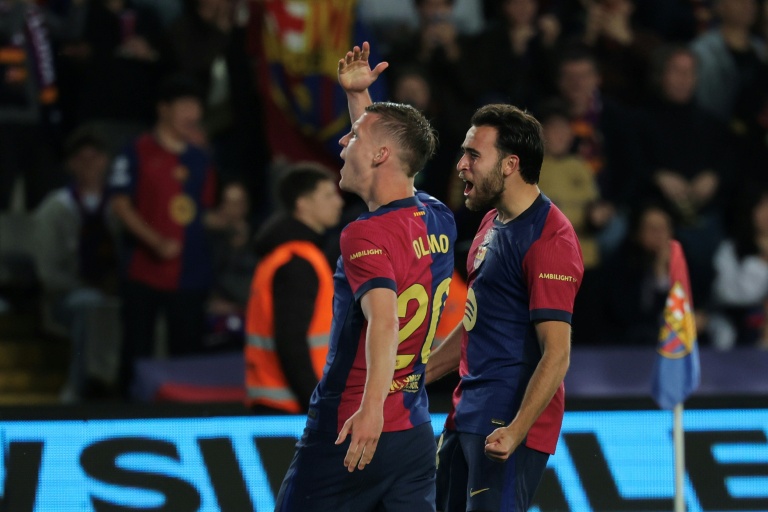 صانع ألعاب برشلونة داني أولمو فرحا بهدفه في مرمى ريال مايوركا في الملعب الأولمبي لويس كومبانيس في برشلونة في 22 نيسان/أبريل 2025