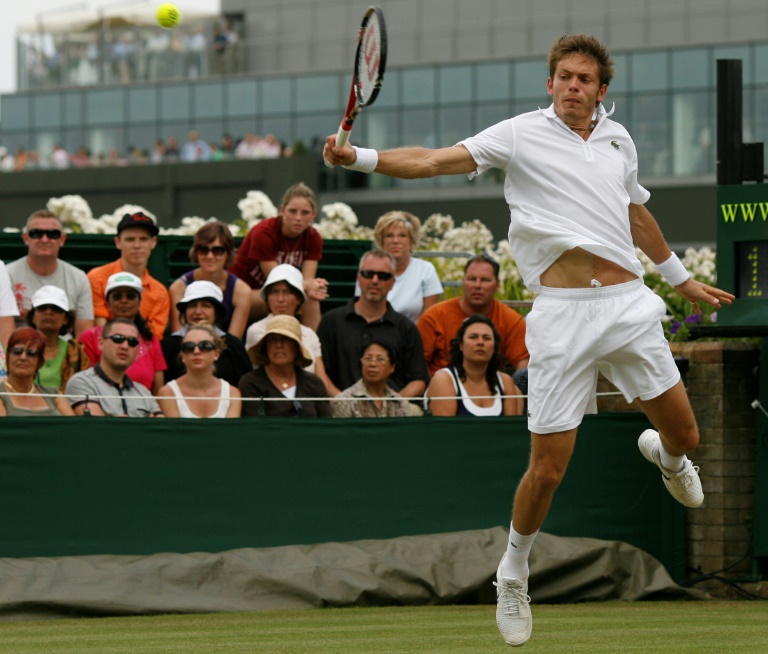 الفرنسي نيكولا ماهو خلال مواجهته الأميركي جون إيسنر في الدور الاول لبطولة ويمبلدون، ثالثة البطولات الأربع الكبرى في كرة المضرب، في أطول مباراة في التاريخ في 24 حزيران/يونيو 2010