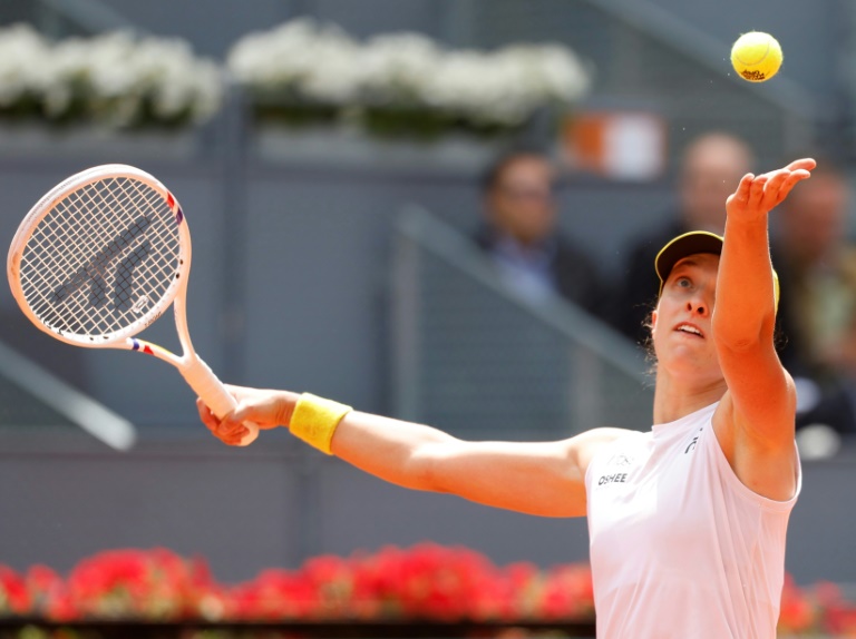 البولندية إيغا شفيونتيك ترسل خلال مباراتها أمام الروسية ديانا شنايدر في ثمن نهائي دورة مدريد لكرة المضرب في 29 نيسان/أبريل 2025