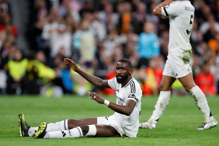 الألماني أنتونيو روديغر مدافع ريال مدريد على الأرض خلال مباراة فريقه أمام برشلونة في نهائي كأس الملك على ملعب 