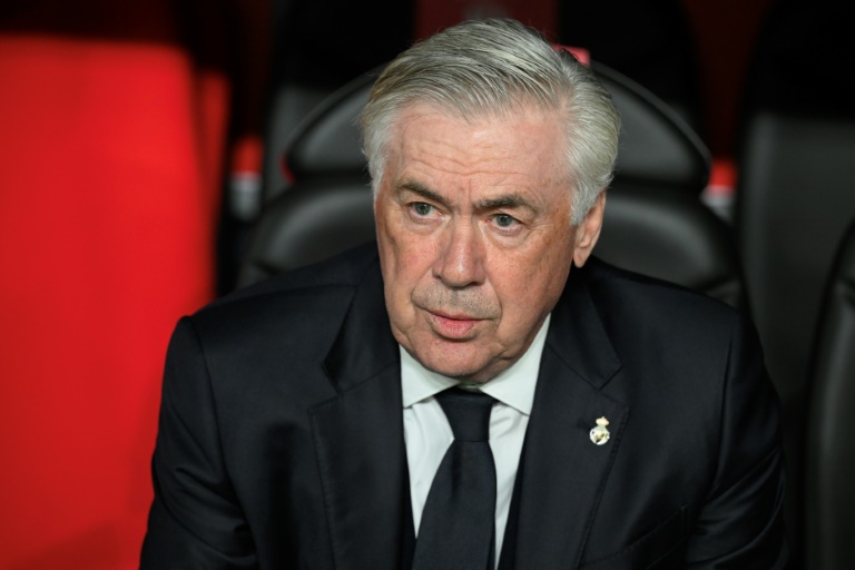 المدرب الإيطالي لريال مدريد الإسباني كارلو أنشيلوتي خلال المباراة النهائية لمسابقة كأس ملك إسبانيا ضد برشلونة على ملعب لا كارتوخا في إشبيلية في 26 نيسان/أبريل 2025