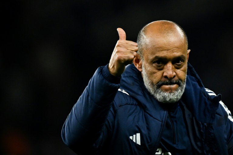 البرتغالي نونو إشبيريتو سانتو مدرب نوتنغهام فوريست خلال مباراة فريقه أمام توتنهام في لندن، في 21 نيسان/أبريل 2025