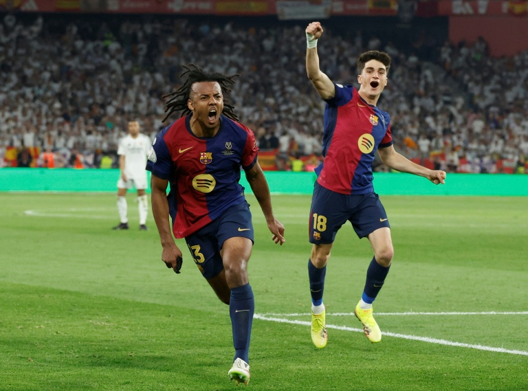المدافع الفرنسي لنادي برشلونة جول كونديه يحتفل بهدف الفوز على ريال مدريد (3-2 بعد التمديد) في المباراة النهائية لمسابقة كأس إسبانيا في إشبيلية في 26 نيسان/أبريل 2025