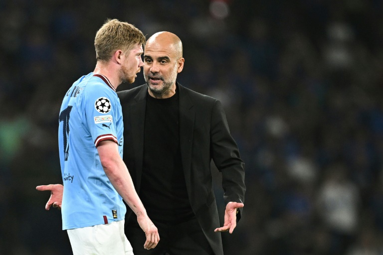 الإسباني بيب غوارديولا (يمين) مدرب مانشستر سيتي الإنكليزي مع البلجيكي كيفن دي بروين في مواجهة إنتر ميلان الإيطالي ضمن دوري أبطال أوروبا لكرة القدم. اسطنبول، في 10 حزيران/يونيو 2023