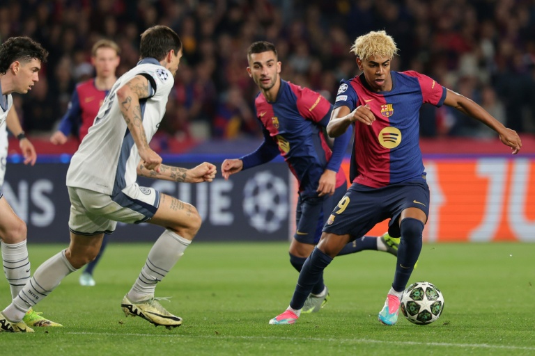 نجم برشلونة الاسباني لامين جمال خلال المباراة ضد إنتر ميلان في ذهاب نصف نهائي مسابقة دوري ابطال اوروبا في برشلونة في 30 نيسان/أبريل 2025