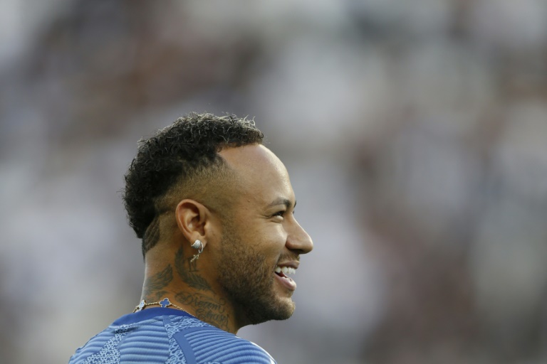 البرازيلي نيمار قبل مباراة لفريقه سانتوس في 9 آذار/مارس 2025 في ساو باولو