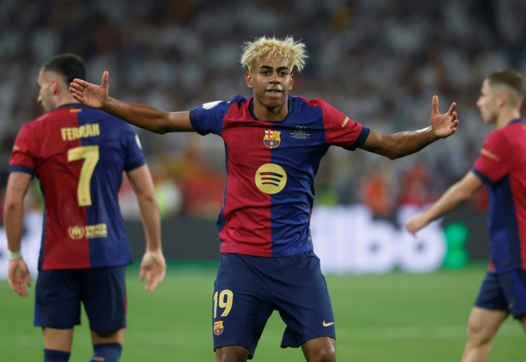نجم برشلونة لامين جمال محتفلا بهدف زميله فيران توريس في مرمى ريال مدريد في نهائي كأس اسبانيا. 26 نيسان/ابريل 2025