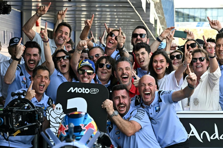 الإسباني أليكس ماركيس يحتفل مع فريقه بعد فوزه بجائزة إسبانيا الكبرى، الجولة الخامسة من موسم فئة موتو جي بي. 27 نيسان/أبريل 2025