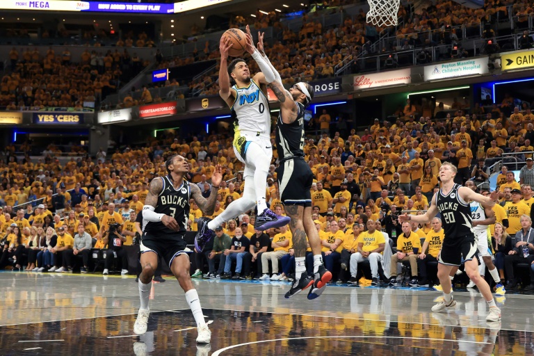 تايريز هاليبورتون لاعب إنديانا بايسرز يسدد في مواجهة ميلووكي باكس ضمن الدور الأول من الأدوار الإقصائية (بلاي أوف) لدوري كرة السلة الأميركي للمحترفين. 29 نيسان/أبريل 2025