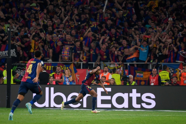 الفرنسي جول كونديه لاعب برشلونة يحتفل بعد تسجيله هدف الفوز في مرمى ريال مدريد (3-2) في نهائي كأس إسبانيا لكرة القدم. إشبيلية، في 26 نيسان/أبريل 2025