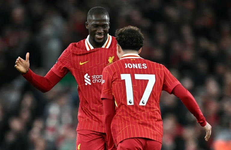 الفرنسي إبراهيما كوناتيه يحتفل مع زميله كورتيس جونز بعد فوز ليفربول على إيفرتون في الدوري الإنكليزي لكرة القدم. ملعب أنفيلد، ليفربول، في 2 نيسان/أبريل 2025