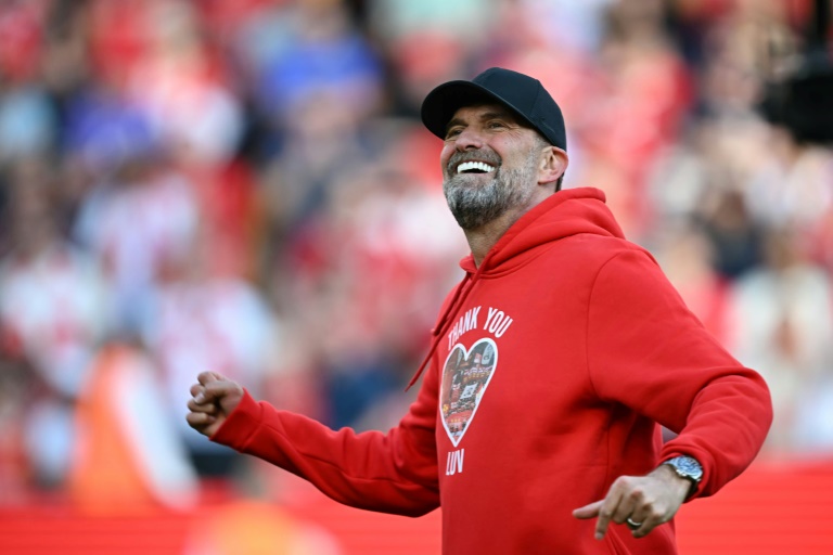 الألماني يورغن كلوب في وداعه لنادي ليفربول الإنكليزي بعد مباراة أمام ولفرهامبتون ضمن الدوري على ملعب أنفيلد، في 19 أيار/مايو 2024
