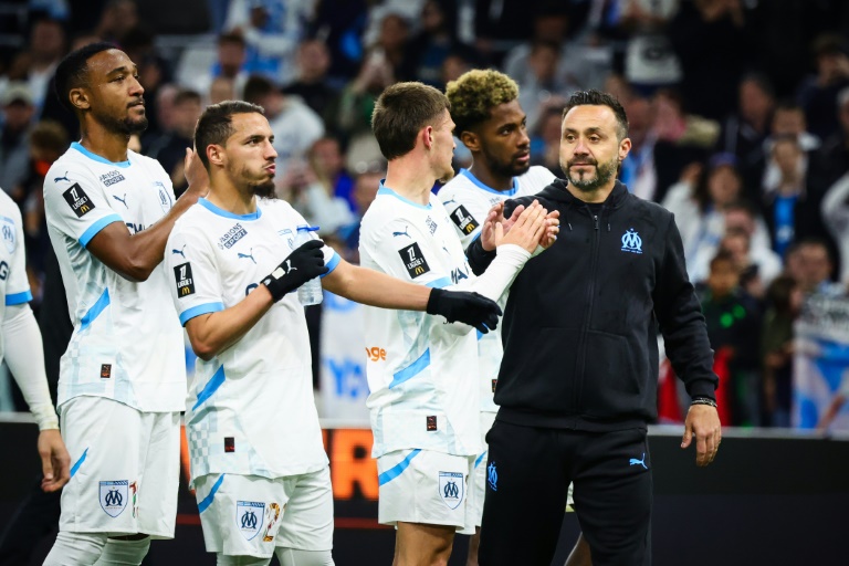 لاعبو مرسيليا يحتفلون بالفوز على بريست (4-1) في الدوري الفرنسي في مرسيليا في 27 نيسان/أبريل 2025