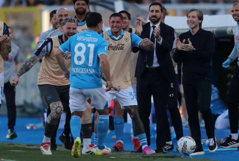 مهاجم نابولي جاكومو راسبادوري يحتفل بتسجيله هدفا لفريقه ضد ليتشي ضمن منافسات الدوري الايطالي لكرة القدم السبت في 3 أيار/مايو 2025