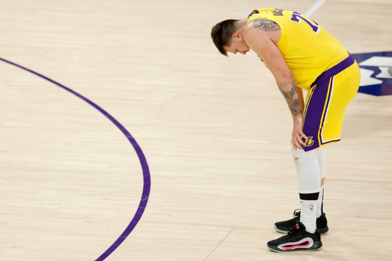 السلوفيني لوكا دونتشيتش حزينا بعد خسارة فريقه لوس أنجليس ليكرز أمام مينيسوتا تمبروولفز في المباراة الخامسة وخرةجه من الدور الأول للأدوار الإقصائية في لوس أنجليس في 30 نيسان/أبريل 2025