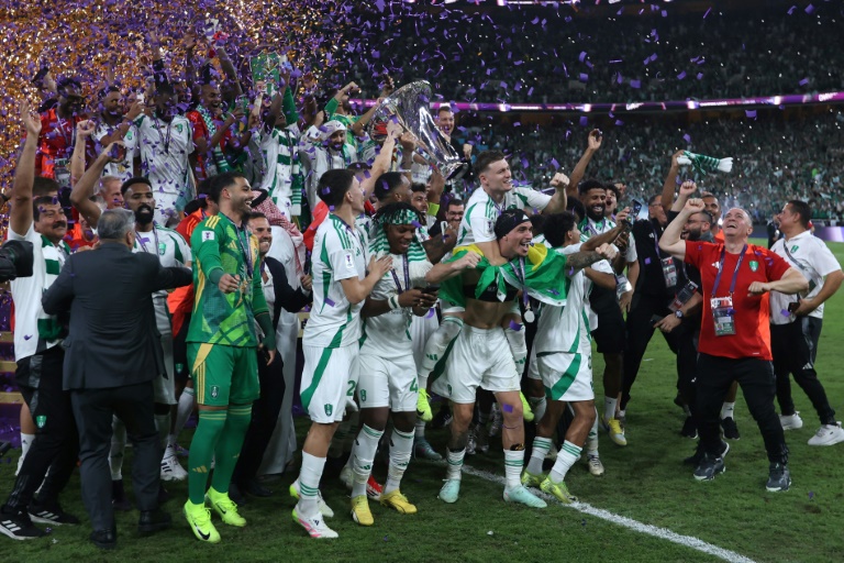لاعبو الاهلي السعودي يرفعون كأس دوري أبطال آسيا للنخبة في كرة القدم عقب الفوز على كاواساكي الياباني 2-0 في النهائي السبت في 3 أيار/مايو 2025