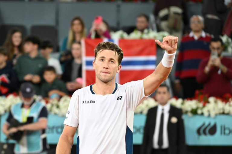 النروجي كاسبر رود محتفلا بفوزه على الارجنتيني فرانسيسكو سيروندولو في نصف نهائي دورة مدريد لكرة المضرب. 2 ايار/مايو 2025